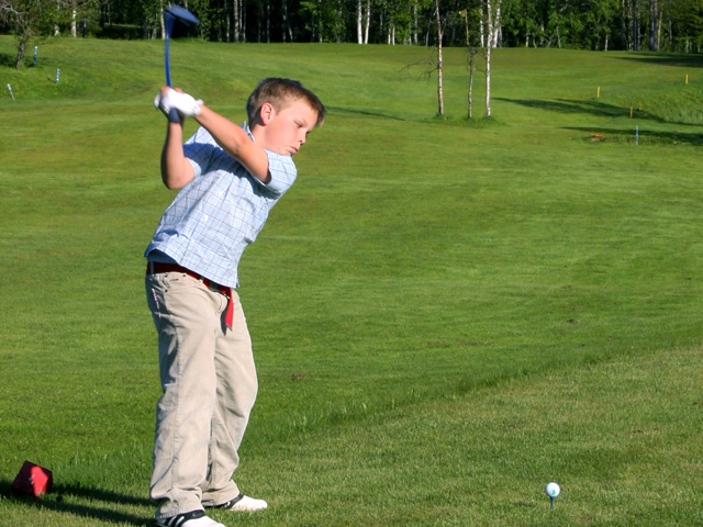 Около 15 тысяч детей в ста школах РФ смогут в этом году познакомиться на уроках физкультуры с гольфом, заявил глава Ассоциации гольфа России Виктор Христенко