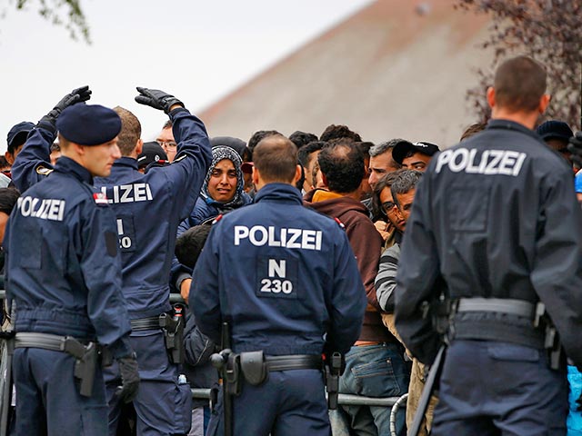 "Учитывая, что мы столкнулись с восстанием нелегальных мигрантов, полиция вела себя замечательно, удалось обойтись без применения силы", - сказал Орбан журналистам