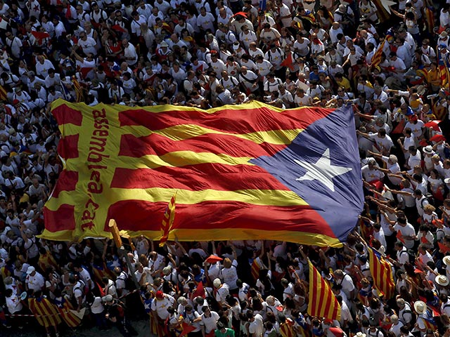 В Барселоне проходит многотысячный митинг, приуроченный ко Дню Каталонии