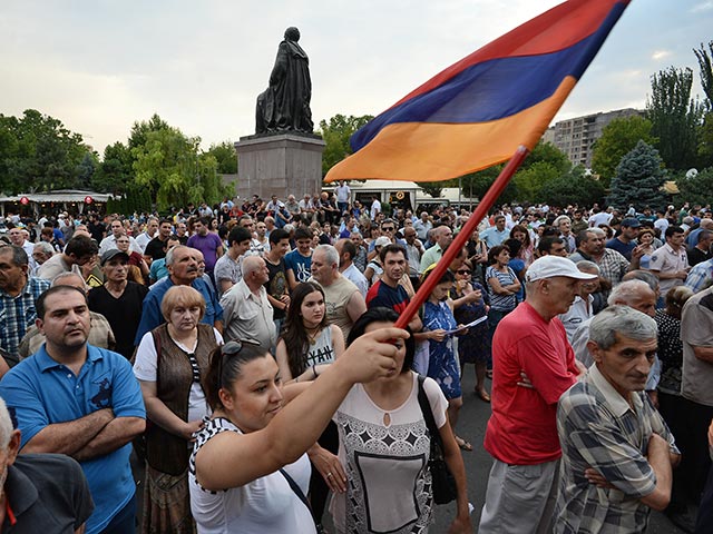 Демонстрация на проспекте Баграмяна произошла после короткого митинга на площади Свободы