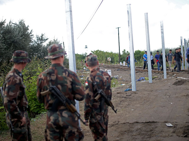 Венгрия стягивает военных к границе с Сербией, чтобы ее закрыть