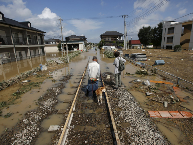 Мэр японского города Дзёсо (префектура Ибараки), который был затоплен из-за разлива реки Кинугава после проливных дождей, извинился за то, что жители более чем 300 домов были слишком поздно предупреждены об опасности