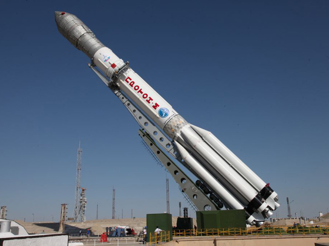 Установка ракеты-носителя "Протон-М" с разгонным блоком ДМ-03 и тремя российскими навигационными космическими аппаратами "Глонасс-М" на стартовой площадке космодрома "Байконур"