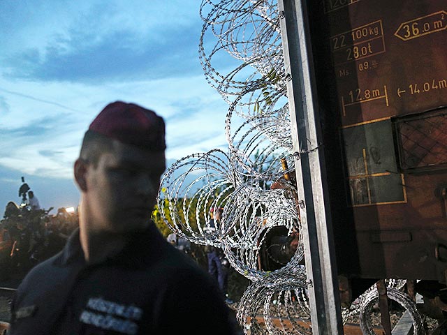 Венгрия в ночь на вторник, 15 сентября, заблокировала для мигрантов границу с Сербией