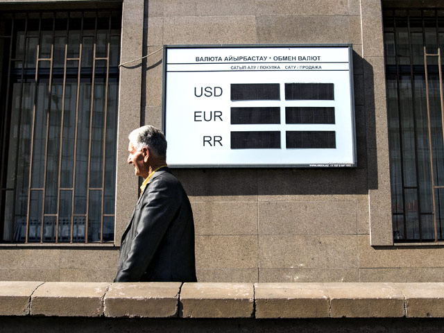 Обменные пункты Алма-Аты и Астаны приостановили продажу долларов США и евро из-за дефицита валют
