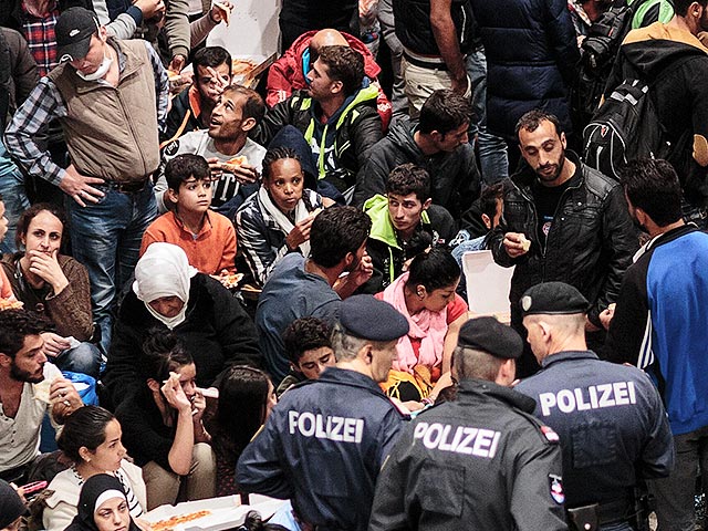 Приток мигрантов с Ближнего Востока в Европу спровоцировал появление многочисленных "доказательств" того, что под видом беженцев туда проникают радикально настроенные исламисты