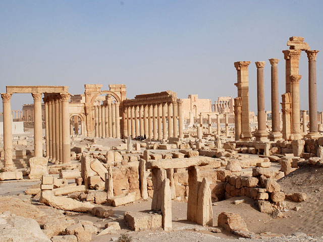 Как отмечают в ЮНЕСКО, спутниковые снимки из районов, захваченных ИГ, к примеру, древнего города Пальмиры, указывают на значительные разрушения