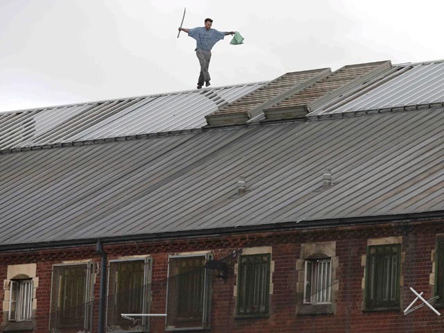 Британского заключенного, протестовавшего почти трое суток на крыше тюрьмы, приманили в камеру пиццей и кока-колой
