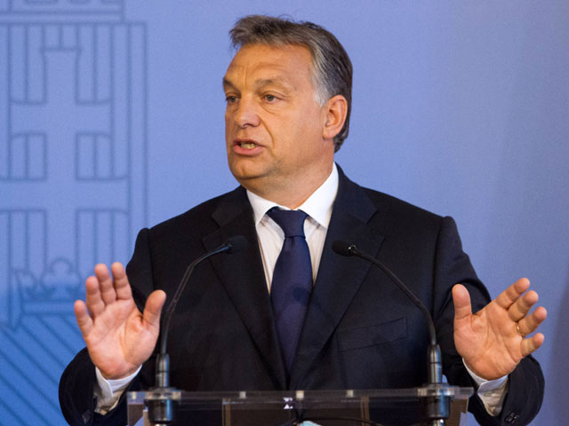 Венгерский премьер-министр Виктор Орбан предупредил своего хорватского коллегу Зорана Милановича о том, что Венгрия начала строить стену на границе с этой страной, чтобы остановить поток беженцев