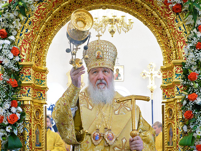 Патриарх Московский и всея Руси Кирилл, совершающий пастырскую поездку по северным регионам России, посетил в четверг шахту "Скалистая" в Норильском промышленном регионе