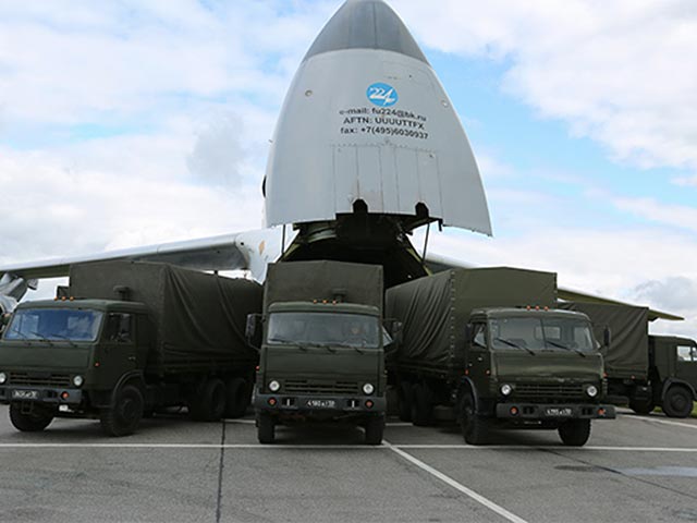 Ан-124 доставляет военные грузы в Латакию