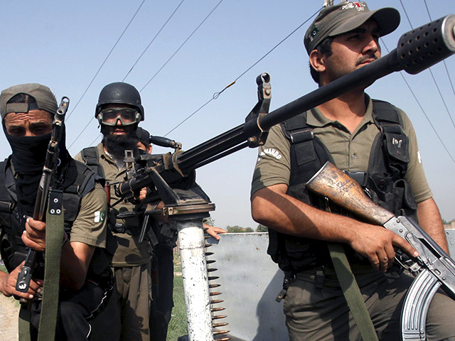 Боевики атаковали в пятницу утром гарнизон Военно-воздушных сил Пакистана в северо-западной провинции Хайбер-Пуштунхва. Военные открыли встречный огонь  