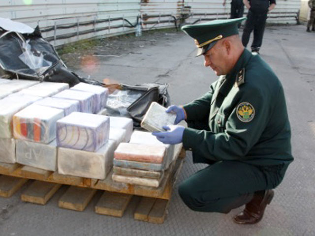 Калининградские таможенники совместно с сотрудниками регионального УФСБ конфисковали почти полтонны наркотиков, спрятанных в партии замороженного фарша