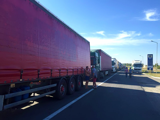 Украинские активисты во главе не пропускают около 200 грузовых автомобилей, блокируя дороги, ведущие из Украины в Крым
