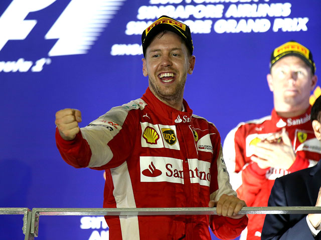 Пилот "Феррари" Себастьян Феттель победил в гонке на 13-м этапе чемпионата "Формулы-1" - Гран-при Сингапура