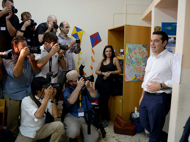 В Греции после закрытия избирательных участков обнародованы результаты экзит-поллов: по ним на парламентских выборах с небольшим перевесом побеждает партия СИРИЗА во главе с экс-премьером Ципрасом