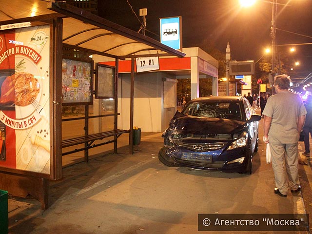 Врезавшийся в остановку в Москве водитель был лишен прав за езду в пьяном виде