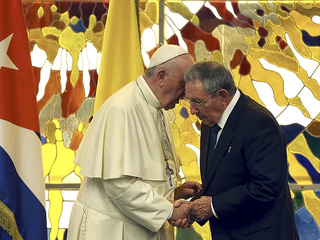 Находящийся на Кубе с визитом Папа Римский Франциск провел в минувшее воскресенье официальные переговоры с кубинским лидером Раулем Кастро. О темах, обсуждавшихся на встрече, не сообщалось