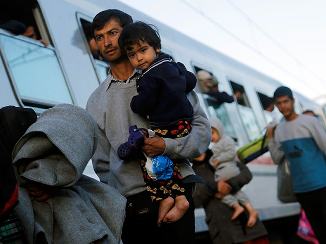 Ситуация с беженцами, бегущими из Африки и Ближнего Востока в страны Европы, по-прежнему остается тяжелой