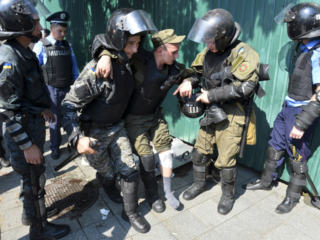 Более 30 военнослужащих, пострадавших во время беспорядков у Верховной Рады в Киеве 31 августа, продолжают проходить лечение в медучреждениях. Один из них находится в тяжелом состоянии
