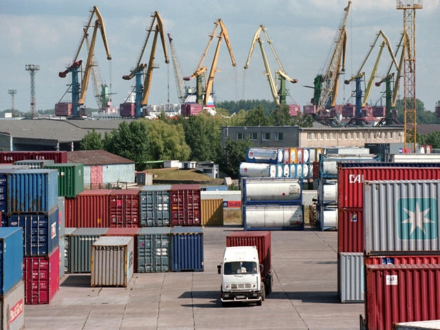 По предварительным данным таможенной статистики, в январе-августе 2015 года импорт товаров из стран дальнего зарубежья в РФ составил 103 млрд 922,5 млн долларов и по сравнению с аналогичным периодом 2014 года сократился на 39%