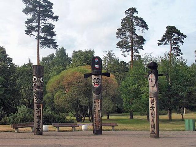 В Санкт-Петербурге демонтированы последние корейские идолы Чансын, установленные в 2003 году в парке Сосновка Выборгского района. В апреле сообщалось, что неизвестные спилили бензопилой четыре деревянные скульптуры, а еще две подпилили
