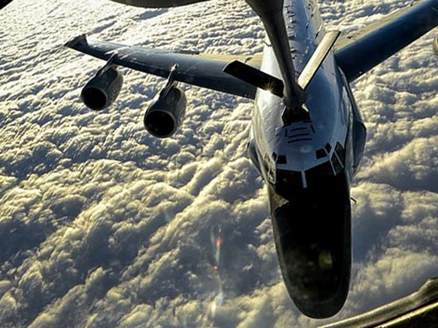 Китайский истребитель выполнил опасный маневр перед американским самолетом-разведчиком RC-135