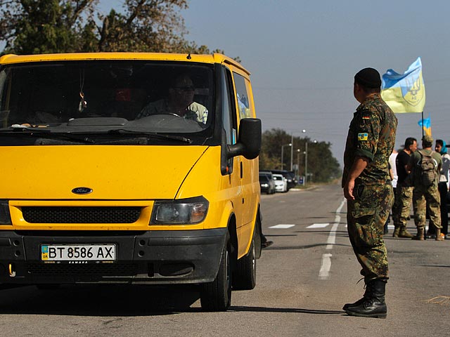 Блокада Крыма: к пунктам пропуска с украинской стороны стягивают спецназ, построены две линии "обороны"