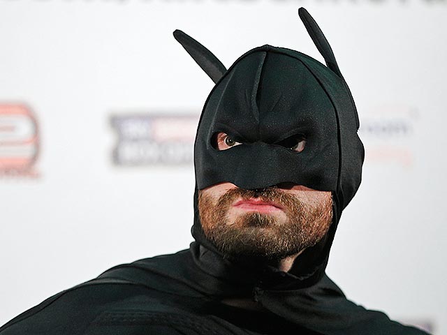 В Лондоне британский тяжеловес Тайсон Фьюри появился на пресс-конференции перед боем с украинцем Владимиром Кличко в костюме Бэтмена
