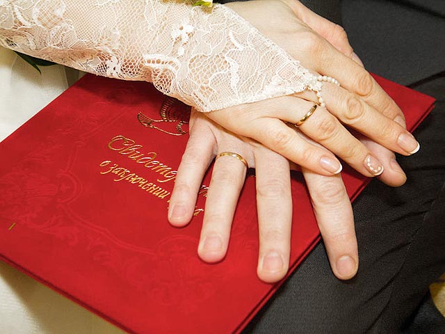 В Архангельской области, изучив статистику по внебрачным родам, разрешили вступать в брак до 16 лет