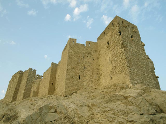 Очередная бомбардировка в Сирии повредила древнюю крепость в городе Пальмира, который занимают боевики "Исламского государства". По меньшей мере 13 бомб были подорваны в окрестностях крепости