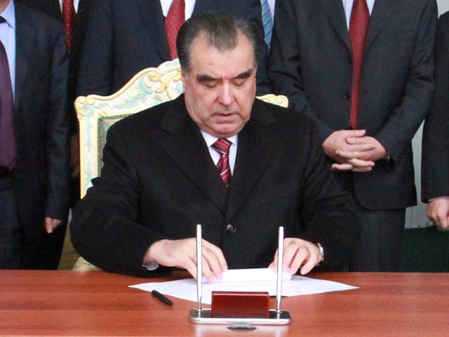 Президент Таджикистана Эмомали Рахмон подписал закон о введении уголовной ответственности за колдовство и чародейство. Признанным виновными в совершении такого рода преступлений теперь грозит до семи лет лишения свободы