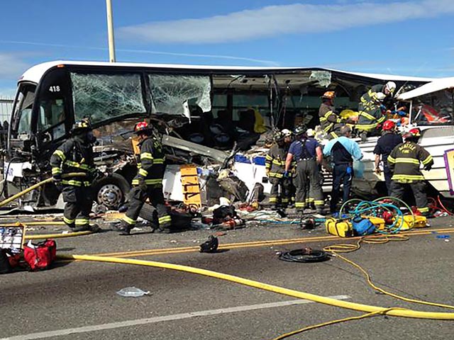 В американском городе Сиэтл на мосту над озером Юнион столкнулись два автобуса с пассажирами - туристический и рейсовый. По предварительным данным, в результате ДТП погибли не менее четырех человек, около 20 получили ранения