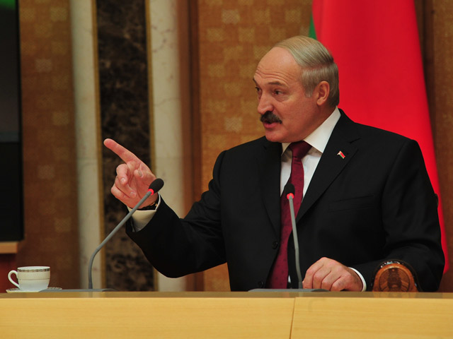 Президент Белоруссии Александр Лукашенко, который налаживает отношения с европейскими странами в преддверии выборов, пообещал "разобраться" с гражданами страны, которые уехали воевать на Донбассе