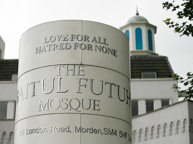 В крупнейшей мечети на юге Лондона "Байтуль-Футух" в субботу вспыхнул пожар. Мечеть, вмещающая более 10 тысяч молящихся, считается одной из крупнейших в Западной Европе