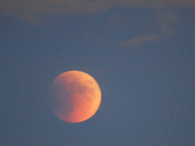 Гигантскую кроваво-красную или коричневую Луну смогут наблюдать утром 28 сентября жители европейской части России