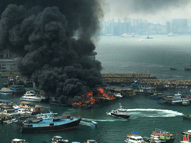 Крупный пожар в гавани Гонконга: сгорел десяток судов