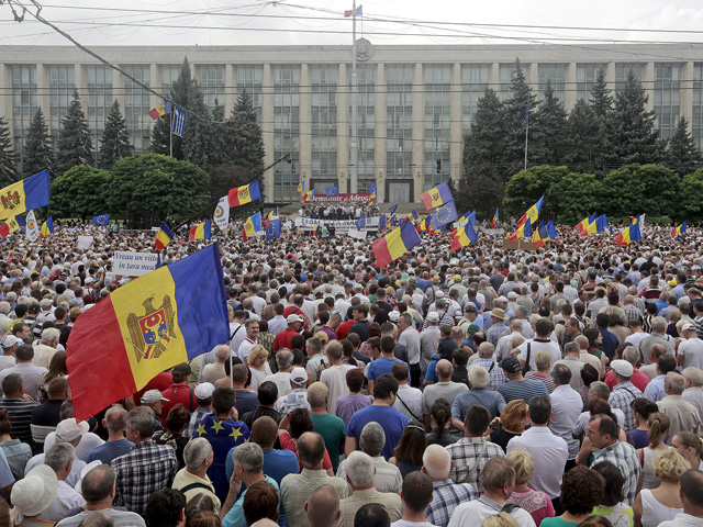 Перед зданием парламента в центре Кишинева в воскресенье проходит митинг протеста левых партий