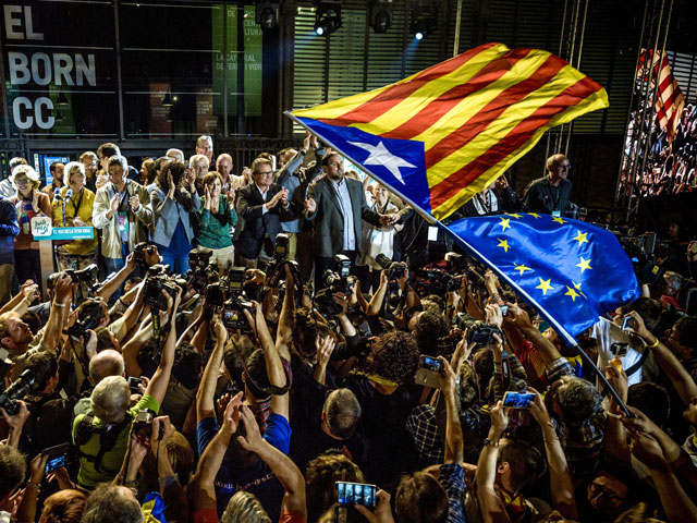 Каталонская коалиция "Вместе "за" (Junts pel Si), выступающая за выход испанской автономной области из состава королевства, получает 62 кресла в 135-местном парламенте в результате подсчета почти всех бюллетеней по итогам выборов