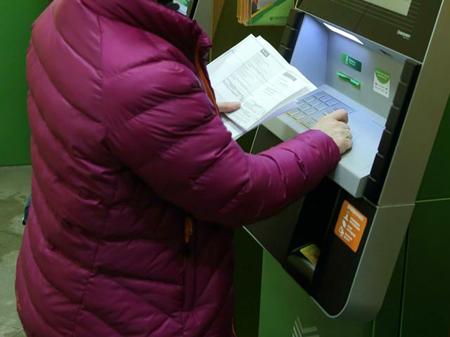 В Москве консультант банка обворовывала пенсионеров, обучая их пользоваться "личным кабинетом"