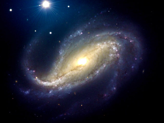 Орбитальная обсерватория Hubble получила детальные снимки галактики NGC 613 в созвездии Скульптора, удаленной от нас на 67 миллионов световых лет, яркий центр которой скрывает ее "темное сердце" - сверхмассивную черную дыру массой в 32 миллиона Солнц