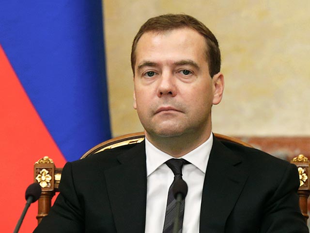 Медведев решил не повышать налоги на добычу нефти