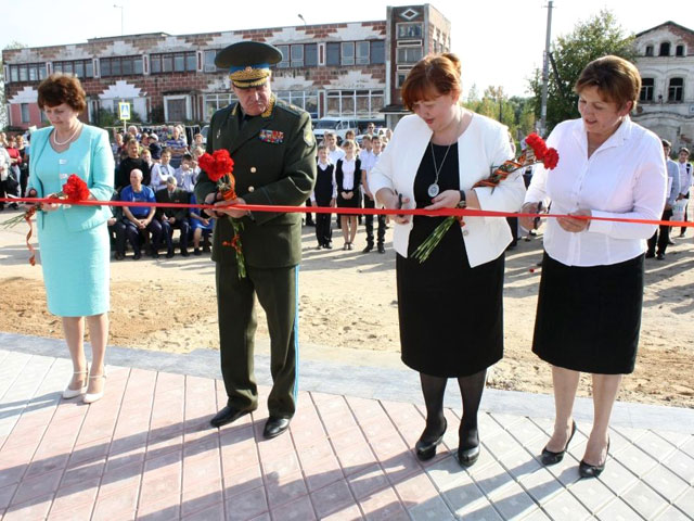 Дюжина школьников потеряла сознание на открытии мемориала в Тверской области