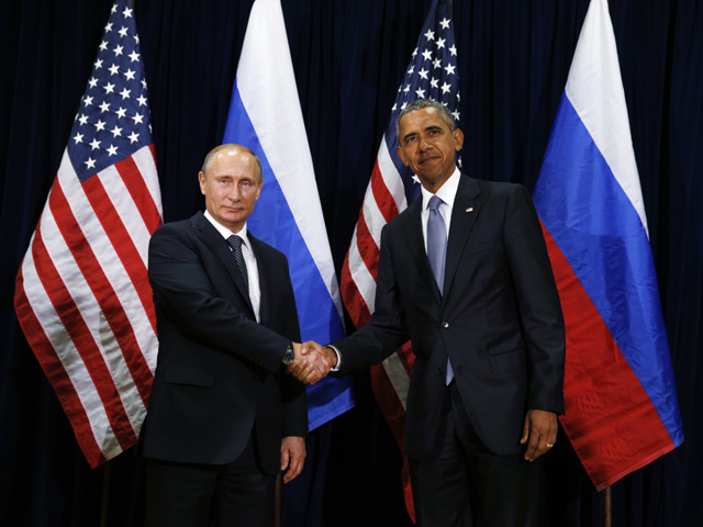 Путин и Обама вместе вышли в зал, где их ждали журналисты, пожали друг другу руки, затем проследовали в отдельную комнату. Вопросы предствителей СМИ президенты оставили без ответов