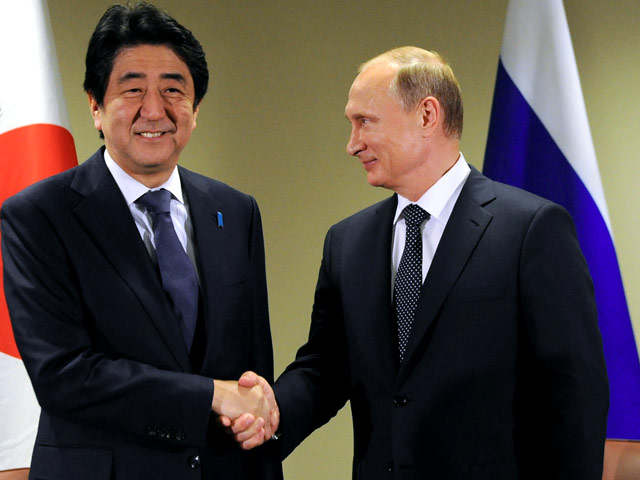 Президент РФ Владимир Путин и премьер-министр Японии Синдзо Абэ на встрече в рамках сессии Генеральной ассамблеи ООН в Нью-Йорке договорились продвинуть переговоры по мирному договору для того, чтобы найти взаимоприемлемое решение территориальных споров