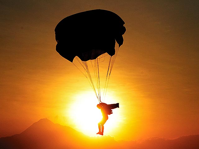 Известный американский экстремал Эрик Ронер погиб после неудачного прыжка с парашютом в калифорнийском курорте Скво-Вэлли на берегу озера Тахо