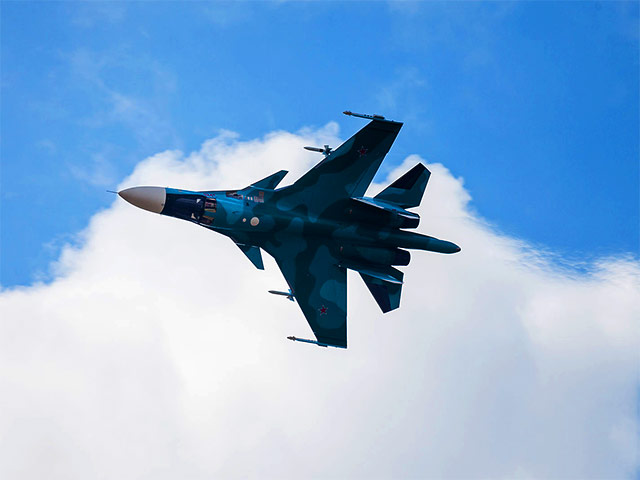 Москва, по всей видимости, продолжает поставлять военную помощь Дамаску. Журналисты заметили шесть бомбардировщиков Су-34, которые прибыли на авиабазу под Латакией
