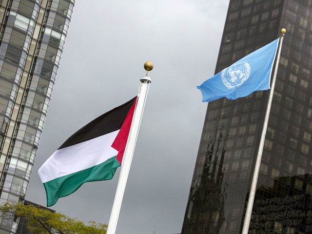 У здания штаб-квартиры ООН в Нью-Йорке, где проходит 70-я сессия Генассамблеи, впервые подняли палестинский флаг
