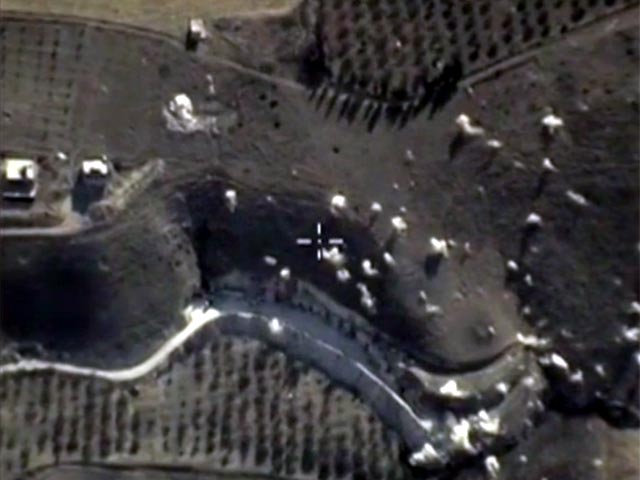 Российские ВВС, которые накануне нанесли серию авиаударов в Сирии, бомбили не только позиции запрещенной в РФ террористической группировки "Исламское государство", как отчиталось российское Минобороны, но и позиции повстанцев, сотрудничающих с ЦРУ