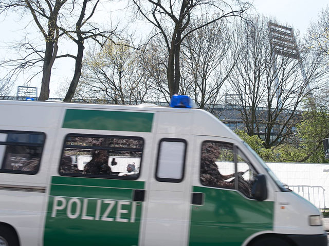 Полиция Германии выясняет обстоятельства массовой потасовки, произошедшей в центре первичного размещения мигрантов в Гамбурге. Там в среду в рукопашной сошлись две сотни выходцев из Афганистана и Сирии